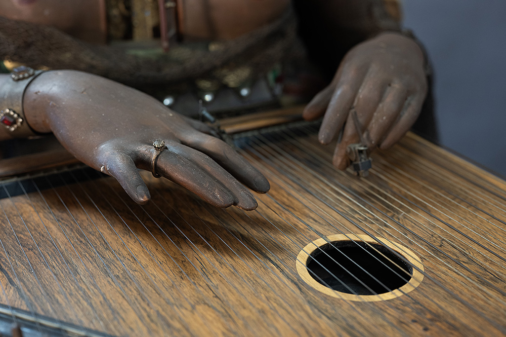 Close-Up detail of Isis's zither